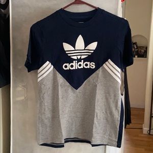 Adidas. T shirt